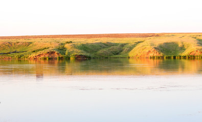 Obraz premium opposite shore of the pond at sunset