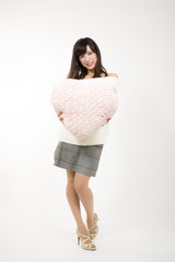 ピンクのハートクッションと女性