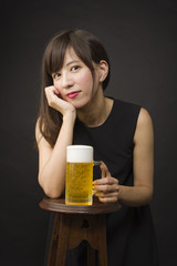 ジョッキのビールを飲む女性