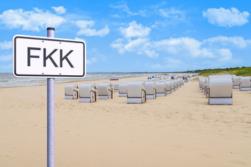 Strand - Schild - FKK - Sommerurlaub - Freikörperkultur - Hinweis