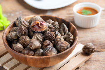 Steamed cockle ( Boiled cockles ) with spicy seafood sauce