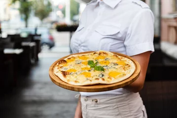 Crédence de cuisine en verre imprimé Pizzeria serveur avec pizza