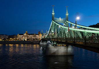 Obraz premium Liberty bridge by night, Budapest, Hungary