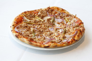 Pizza mit Thunfisch und K&auml;se