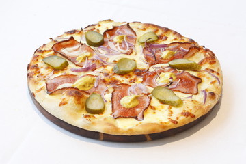 Pizza mit Leberkäse
