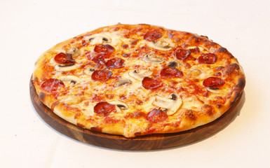 Pizza mit Tomaten, Salami