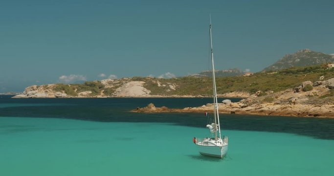Segelboot am Mara Strand auf Korsika