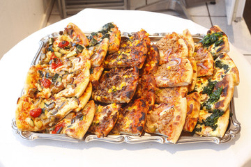 Mehrere Pizzastücke auf einer Platte