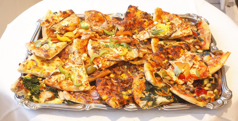 Mehrere Pizzastücke auf einer Platte