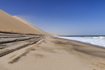 Dunes on the Skeleton Coast / Sandstorm on the Skeleton Coast, dunes to the Atlantic Ocean, Namib Desert, Namibia, Africa.