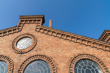 schönes altes Fabriksgebäude aus Backstein mit Rosette und anderen Verzierungen