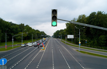 The traffic light shows a green signal.