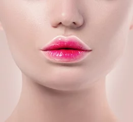 Stickers pour porte Lèvres fantaisie Gros plan de maquillage des lèvres à la mode de rouge à lèvres dégradé. Couleurs des lèvres roses et blanches, échantillon de maquillage nude. Belles lèvres, bouche sexy