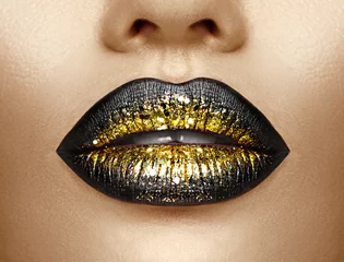 Photo sur Plexiglas Lèvres fantaisie Maquillage des lèvres. Échantillon de maquillage pour les lèvres dégradées haute couture beauté, noir avec couleur dorée. Gros plan de la bouche sexy. Rouge à lèvres