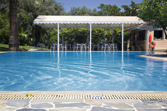 menschenleerer Swimming-Pool