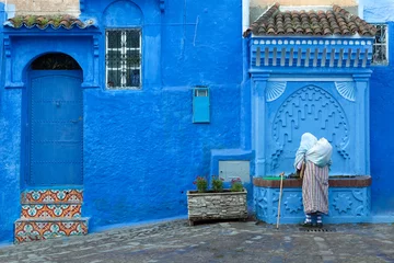 Zelfklevend Fotobehang Straatbeeld in de blauwe medina van Chefchaouen, Marokko © spumador