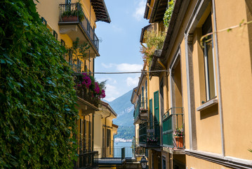 Fototapeta na wymiar Narrow alley of Bellagio leading to the lake, in the background a glimpse of the lake