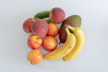 Früchtekorb isoliert auf weiss