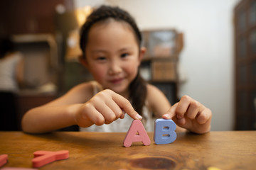 アルファベットの勉強をする女の子