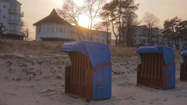 Binz auf R&uuml;gen beim Sonnenuntergang mit Strandk&ouml;rben