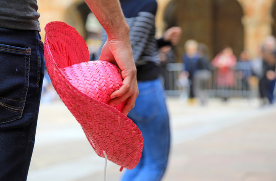 hombre con sombrero rosa en la mano 4M0A3703-f18