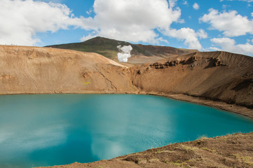 Lagoa azul na cratera do vulcão Víti, com mais de 300 metros de diâmetro, na Islândia