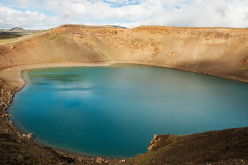 Lagoa azul na cratera do vulcão Víti, com mais de 300 metros de diâmetro, na Islândia