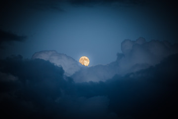 Mond hinter Wolken