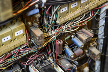Blick in einen alten Schaltschrank