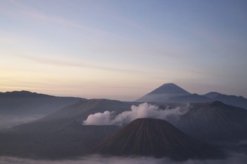 Fototapeta premium Widok Bromo wulkan i morze chmury w środkowym Jawa, Indonezja