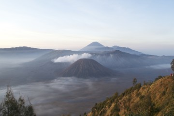 Fototapeta na wymiar インドネシア、ジャワ島中部にあるブロモ火山と雲海の景色