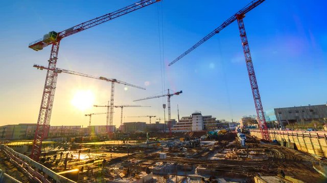 Zeitraffer Video von gro&szlig;er Baustelle mit mehreren gesch&auml;ftigen Kr&auml;nen