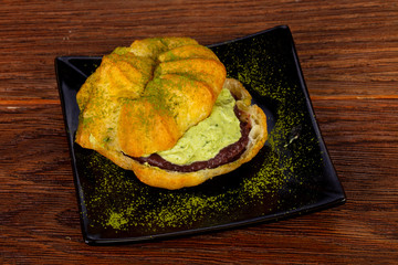 Eclair with pistachio