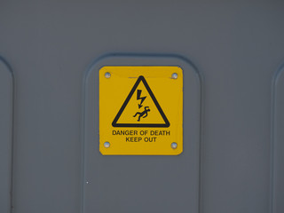 Sign warning of electrocution and danger of death