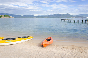 Obraz premium kayak and small boat on the beach