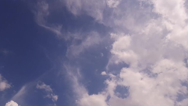Wolken type op zomerse dag met blauwe hemel
