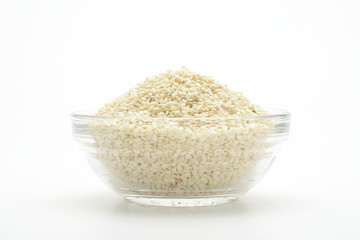 Semilla de sésamo blanco en un bol de cristal sobre fondo blanco
