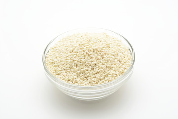 Semilla de sésamo blanco en un bol de cristal sobre fondo blanco