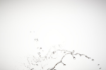 Chorro de agua sobre fondo blanco