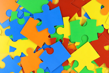 piezas de puzzle de colores revueltas 