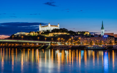 Fototapeta premium Bratislava zur Blauen Stunde