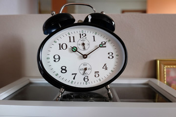 Naklejka premium Retro alarm clock with glossy black finish