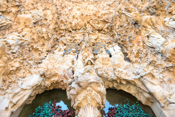 Eingang in Sagrada de Familia - schöne Skulpturen an der Fassade in Barcelona, Spanien. Römisch-katholische Kirche, entworfen vom Architekten Antoni Gaudi. © Pavlo Vakhrushev