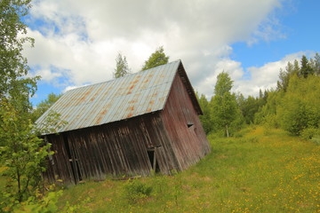 Fototapeta na wymiar An old barn in Sweden, standing completely askew