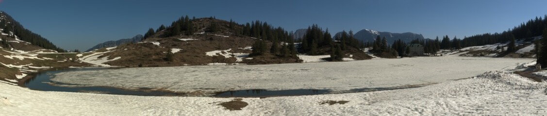 Fototapeta na wymiar Seebenalpsee, lake on Flumserberg during Spring thaw