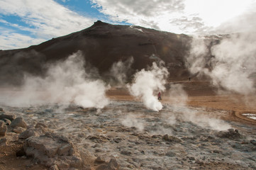 Fototapeta na wymiar Fumarolas de enxofre fumegante em Hverir, no sistema vulcânico de Krafla, na Islândia