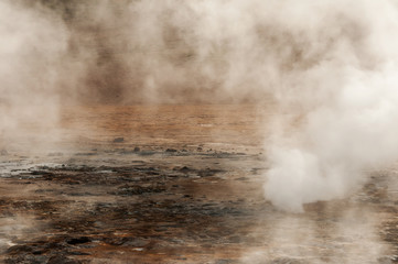 Fumarolas de enxofre fumegante em Hverir, no sistema vulcânico de Krafla, na Islândia