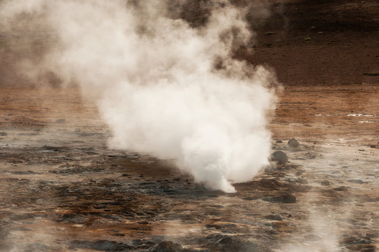 Fumarolas de enxofre fumegante em Hverir, no sistema vulcânico de Krafla, na Islândia
