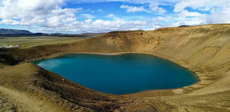 Lagoa azul na cratera do vulcão Víti, com mais de 300 metros de diâmetro, na Islândia