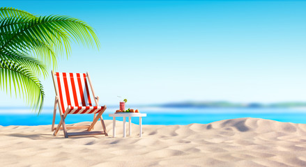Leerer Liegestuhl am Strand mit Cocktail